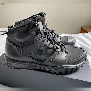 Nike Men’s Manoa Leather Black Sneakers